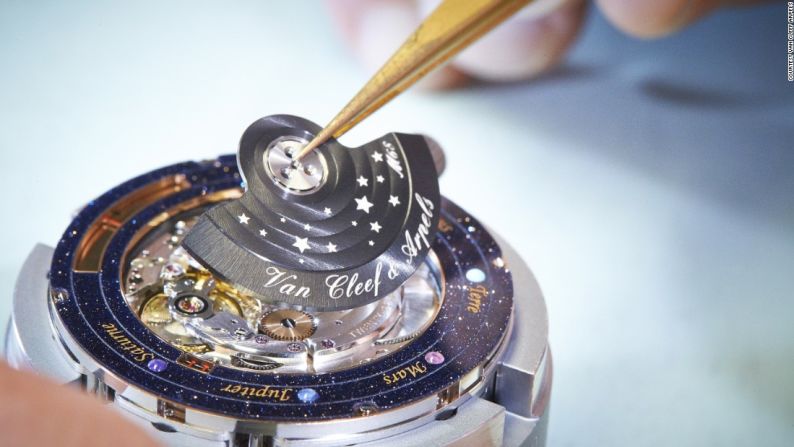 Planetario de Medianoche de Van Cleef & Arpels — La astronomía durante mucho tiempo ha tenido una influencia en el diseño y tecnicismos intrincados de la relojería. Aquí podrás darle un vistazo a algunos de los más bellos relojes astronómicos de la industria.