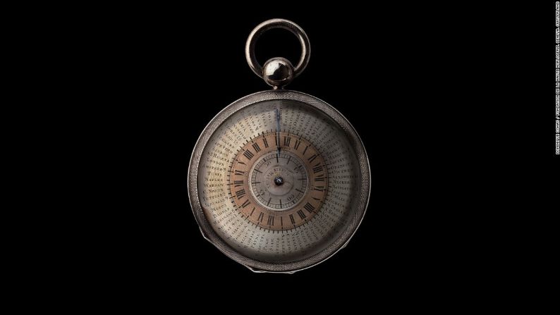 Reloj de bolsillo que muestra el horario local de 72 ciudades del mundo — Este reloj de bolsillo está actualmente exhibido en el Musée international d'horlogerie. Muestra la hora local en 72 ciudades de todo el mundo. Sus orígenes se remontan a Nueva York antes de 1884.