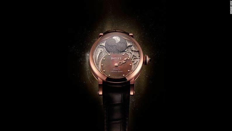 Récital 11 'Miss Alexandra' de Bovet — El Récital 11 'Miss Alexandra' por Bovet es un reloj femenino que fue bautizado en honor a la hija de Pascal Ravy, el propietario de la empresa. Cuenta con una fase lunar con dos lunas negras en un disco móvil.