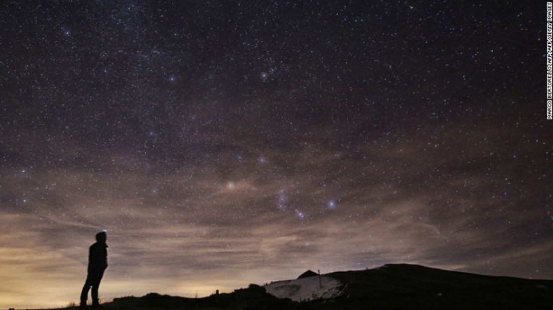 La lluvia anual de meteoros Gemínidas aparece sobre Elva Hill, en Valle Maira, al norte de Italia el 12 de diciembre del 2015.