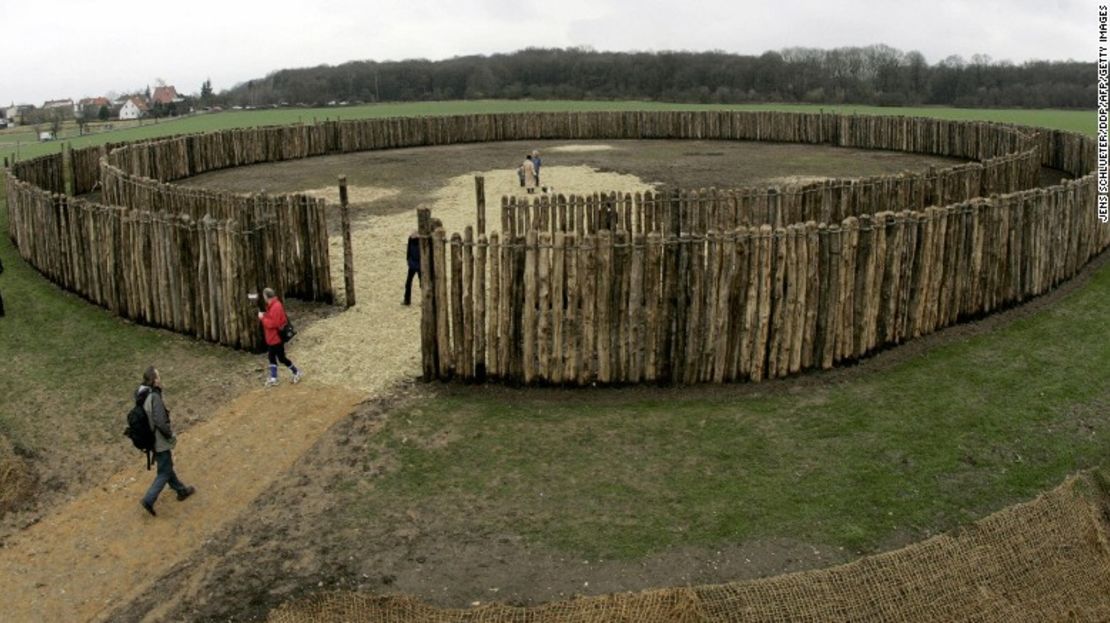 Los primeros visitantes inspeccionaron el observatorio del sol reconstruido en Goseck, Alemania Oriental, durante la inauguración del sitio en el solsticio de invierno el 21 de diciembre de 2005.