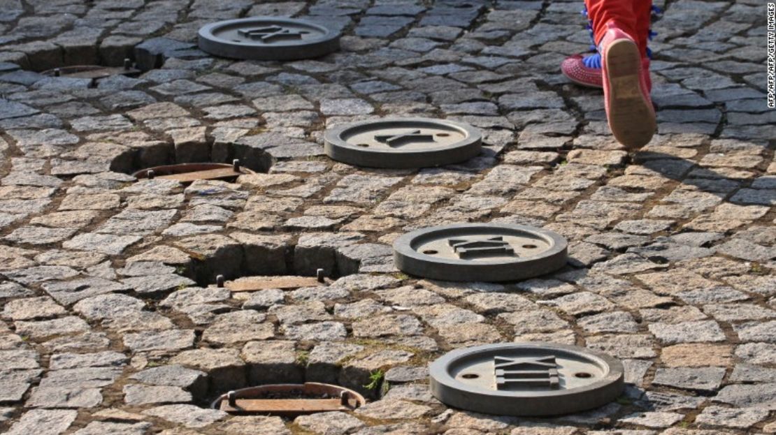 Un niño camina sobre un reloj solar en una plaza en Trest, República Checa.