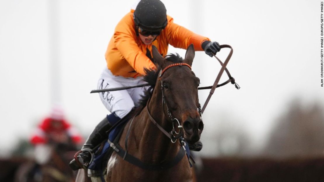 Lizzie Kelly hace historia en las carreras de caballos en Kempton.