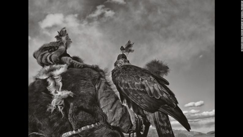 A su llegada, conoció la cultura y la historia de los cazadores con águilas. "Yo solo quería fotografiar a estas personas. Pero poco tiempo después de llegar allí, me di cuenta que había una historia más grande que necesitaba ser contada".