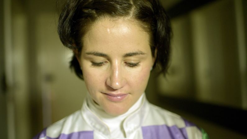 "A veces es difícil como una mujer jockey, simplemente lidiar con muchas personas que creen que no somos lo suficientemente fuertes o que algunos de los chicos son más fuertes que nosotras".