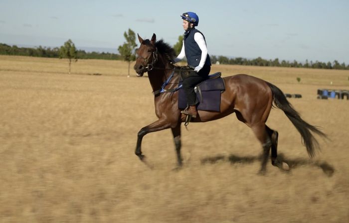 "Mi idea de montar a caballo es simplemente ser una sola con el caballo. Sin interferir con su paso, solamente lograr un ritmo, mantener el equilibrio y no interferir con el mismo".