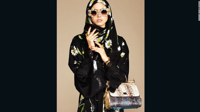 La Colección Abaya: El encanto de Medio Oriente) - Por primera vez, los diseñadores Domenico Dolce y Stefano Gabbana presentaron una colección de hiyabs y abayas (túnicas largas, hasta el tobillo) para las compradoras musulmanas de Medio Oriente.