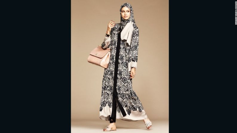 La Colección Abaya: El encanto de Medio Oriente) - Dolce & Gabbana es conocida por sus diseños femeninos, abiertamente sexis.