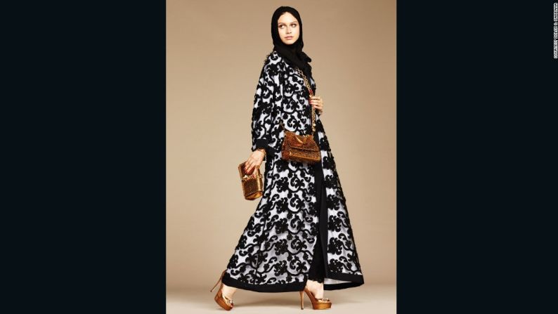 La Colección Abaya: El encanto de Medio Oriente) - Estas túnicas más sueltas son una salida distinta de su aspecto habitual.