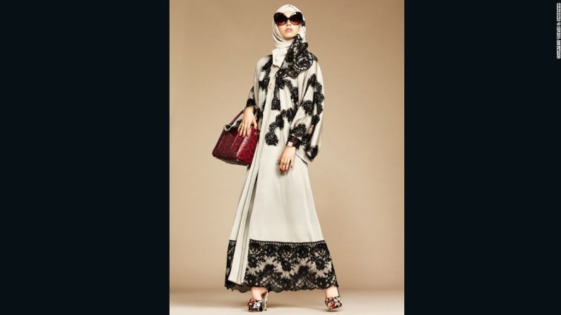 La Colección Abaya: El encanto de Medio Oriente) - Aunque los diseños no se ajustan a las siluetas habituales de Dolce & Gabbana, llevan otras señas de identidad.