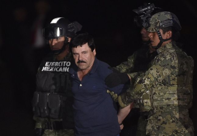 'El Chapo' es trasladado por miembros de la Marina a un helicóptero en el aeropuerto de Ciudad de México.