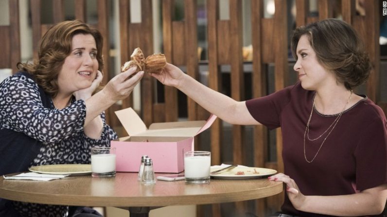 Rachel Bloom, a la derecha, fue nominada como mejor actriz en una serie de televisión musical o comedia por su papel en "Crazy Ex-Girlfriend". Jamie Lee Curtis ("Scream Queens"), Julia Louis-Dreyfus ("Veep"), Gina Rodríguez ("Jane the Virgin") y Lily Tomlin ("Grace y Frankie") también están nominadas.