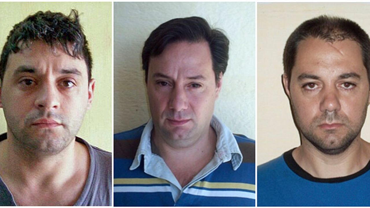 Los tres fugitivos tras las rejas: Martín Lanatta (centro),  Victor Schillaci (izquierda) y Cristian Lanatta (derecha.