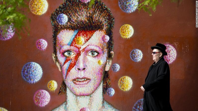 El artista callejero James Cochran, también conocido comoJimmy C, creó este mural que representa a David Bowie en 2013. Se inspiró en el álbum de Bowie 'Aladdin Sane' (1973).