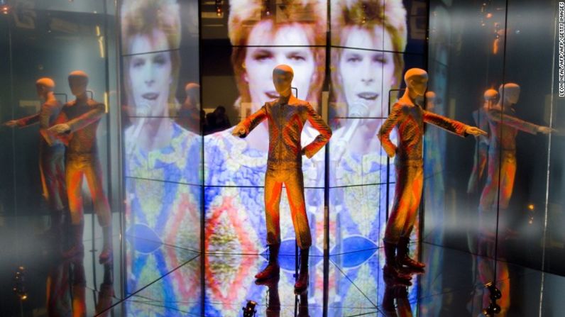 David Bowie llevaba este traje 'Starman' para su aparición en 'Top of the Pops' en 1972. -se exhibe en el museo Victoria and Albert en Londres.