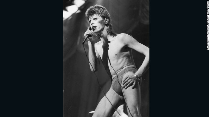 David Bowie actuando como 'Ziggy Stardust' en 1973.