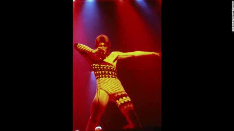 Bowie en una actuación en 1973, con un traje que solo le cubría una pierna y un brazo.
