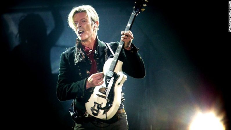 David Bowie actúa en Copenhague en 2003.