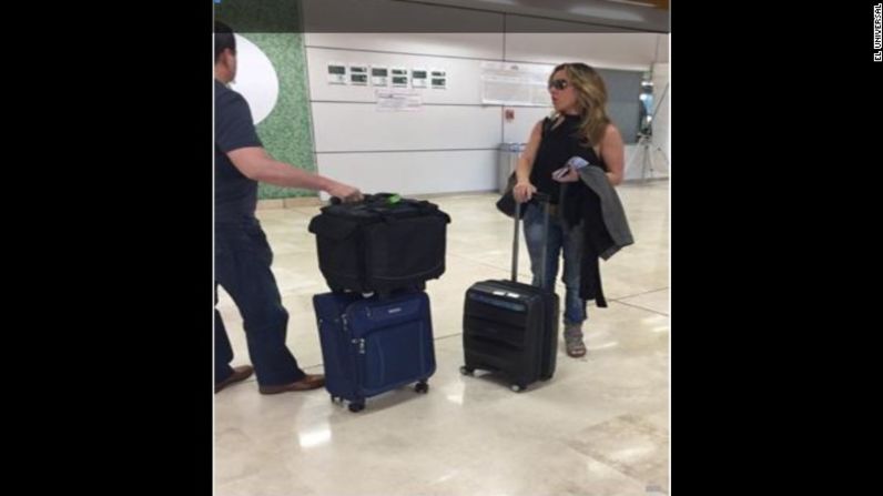 Kate del Castillo llega al Aeropuerto Internacional de Guadalajara el 25 de septiembre de 2015, proveniente de Los Ángeles, California.