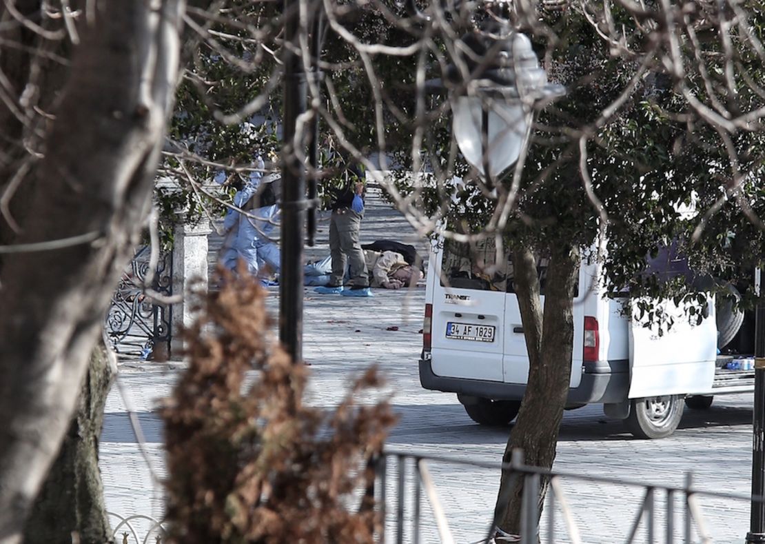 Al fondo, una víctima fatal del atentado en Estambul.