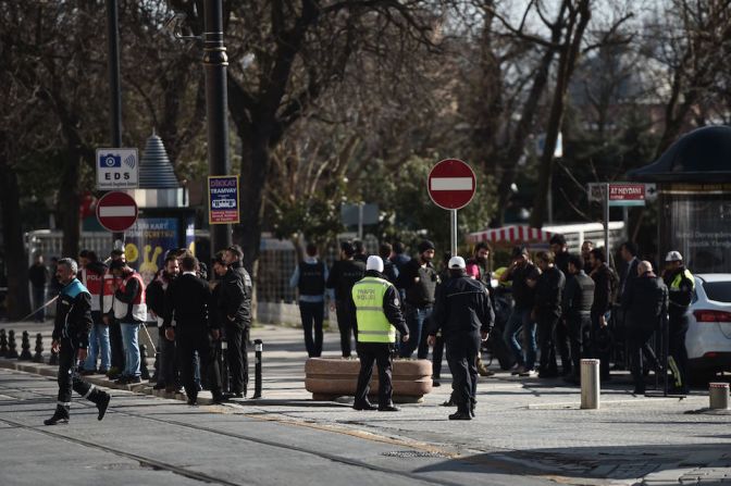 La policía turca bloqueó el acceso a la Mezquita azul luego del ataque suicida en el centro turístico, un lugar en Estambul con gran concentración de turistas.