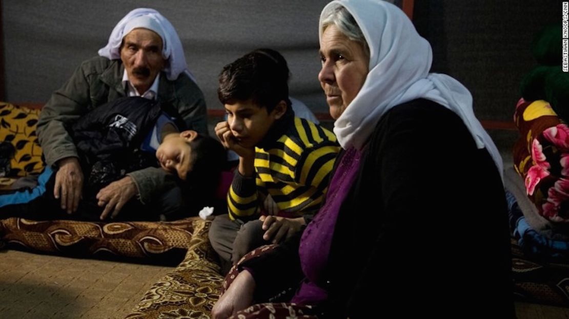 Nouri, de 11 años, descansa con sus abuelos luego de escapar de ISIS, mientras su hermano menor de 5 años duerme.