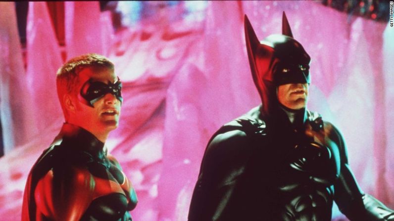 El prometedor y guapo actor George Clooney fue elegido como el héroe con capa en "Batman & Robin" de 1997. La película recibió algunas de las peores críticas, y Clooney una vez bromeó con que él ayudó a ponerle fin a la franquicia. Aunque la película no hizo nada para perjudicar la carrera de Clooney, a menudo es mencionada como una de las peores películas de todos los tiempos. Chris O'Donnell, a la izquierda, protagonizó a Robin.