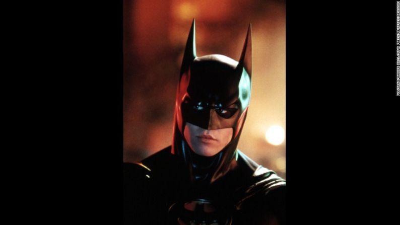 Cuando la franquicia cambió de directores, también cambió de actores. Val Kilmer se convirtió en uno de los Batman menos memorables en "Batman eternamente" en 1995. El director Joel Schumacher dijo que Kilmer era "infantil y era imposible trabajar con él". Él estaba destinado a ser un superhéroe a largo plazo, pero se fue de la Baticueva de una vez por todas en lugar de filmar "Batman & Robin".