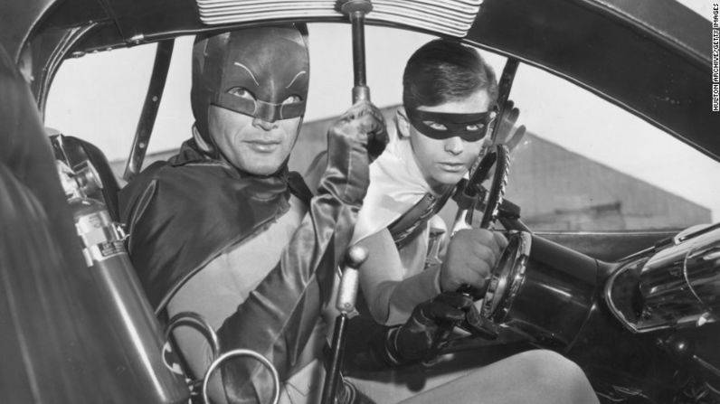 FOTOS | Actores que interpretaron a Batman: Adam West, a la izquierda, y Burt Ward interpretaron al Dúo Dinámico en la popular serie de los años sesenta, "Batman". Ingresa a la galería para ver a otros actores que han interpretado al defensor con capa de Ciudad Gótica.