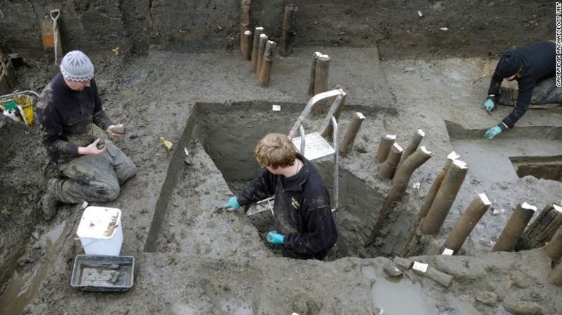 Una reciente excavación al este de Inglaterra ha descubierto lo que se cree que es el pueblo mejor conservado de la Edad de Bronce que se ha encontrado en Gran Bretaña. En la foto, aparece la excavación de la cerca de la estructura —postes que rodean el sitio de viviendas— durante la investigación exploratoria en el 2006.