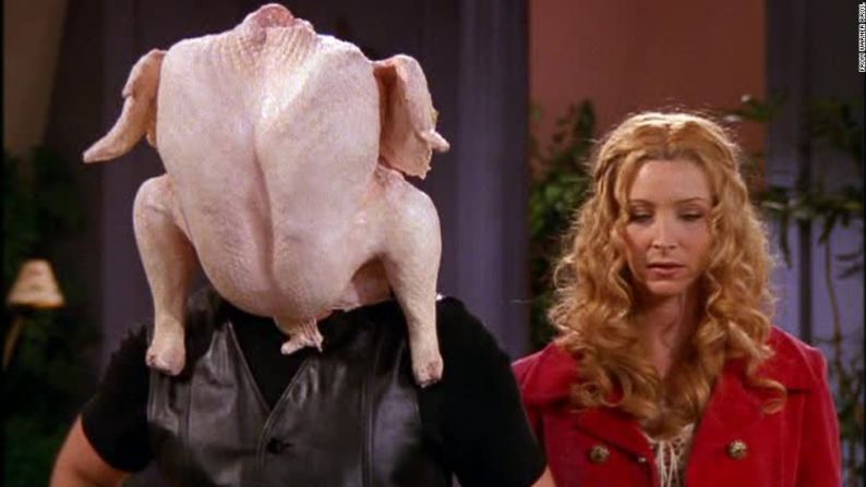 "Todos los festejos de Acció de Gracias". Los protagonistas recordaron en la temporada 5 las malas fiestas, incluso cuando Joey atoró la cabeza en un pavo.