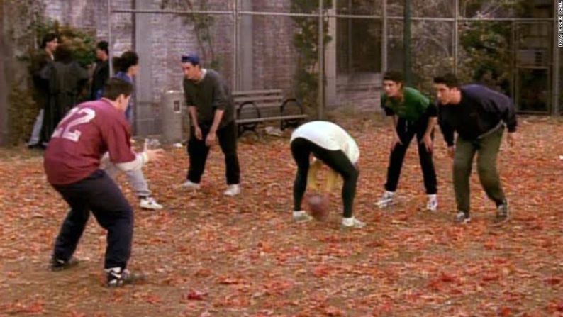 "Un partido de futbol americano". Los episodios de Acción de Gracias eran lo mejor y este de la temporada 3 es magnífico por combinar el 'chicos vs chicas'.