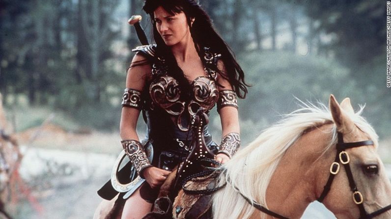 Xena, princesa guerrera - Aquí, la mujer amazona es recreada para la pantalla chica; la actriz Lucy Lawless interpretó a "Xena, la pricesa guerrera" en esta serie que se transmitió de 1995 a 2001.