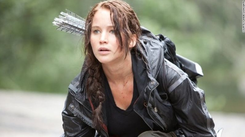 Katniss Everdeen – Jennifer Lawrence muestra sus habilidades de arquería en la popular serie de aventuras "Los juegos del hambre".