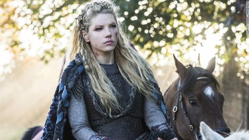 Lagertha – Katheryn Winnik interpreta a la legendaria escudera escandinava Lagertha en la serie de televisión "Vikings".