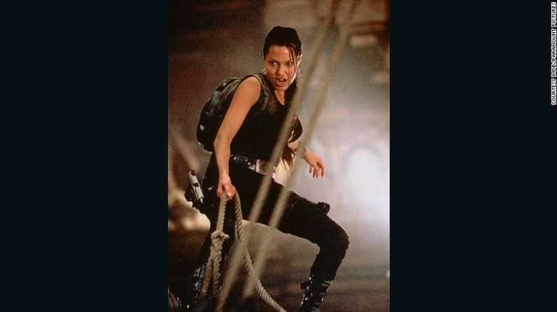 Lara Croft – Antes de que fuera una mitad del Señor y la Señora Smith, Angelina Jolie ya pateaba traseros como la heroína de videojuegos Lara Croft, en las películas de 2001 y 2003.