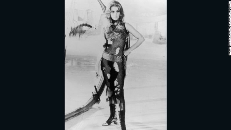 Barbarella – Jane Fonda nos ofrece una nueva versión futurista de la mujer amazona en la aventura espacial de los años sesenta "Barbarella".