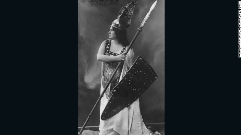 Brunhilde – La soprano Zdenka Fassbender aparece como la guerrera Brinnhilde, en una producción de la ópera de Richard Wagner "Die Walkure", más o menos al final del siglo XX.