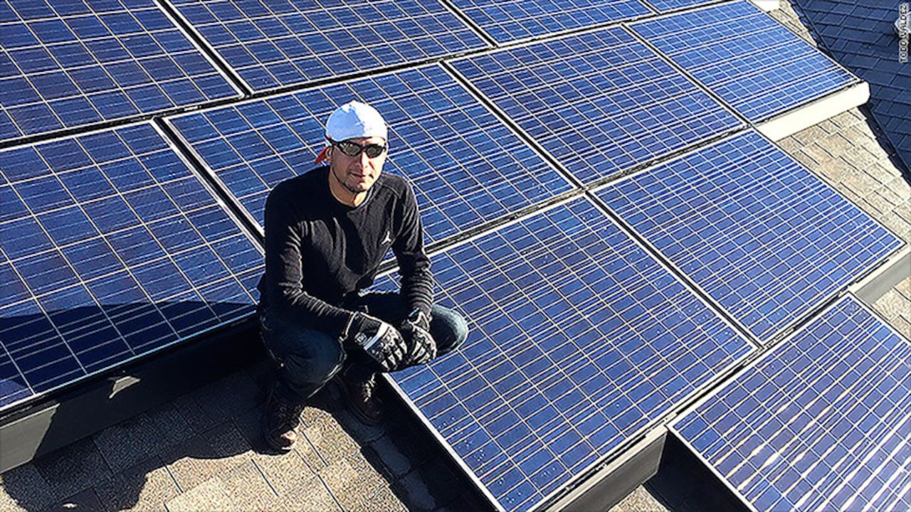 Todd Valdez, propiertario de Sunkey Energy, en uno de los paneles solares de techo que su equipo instaló en Colorado.