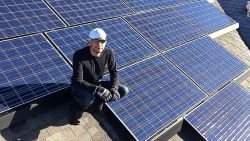 Todd Valdez, propiertario de Sunkey Energy, en uno de los paneles solares de techo que su equipo instaló en Colorado.