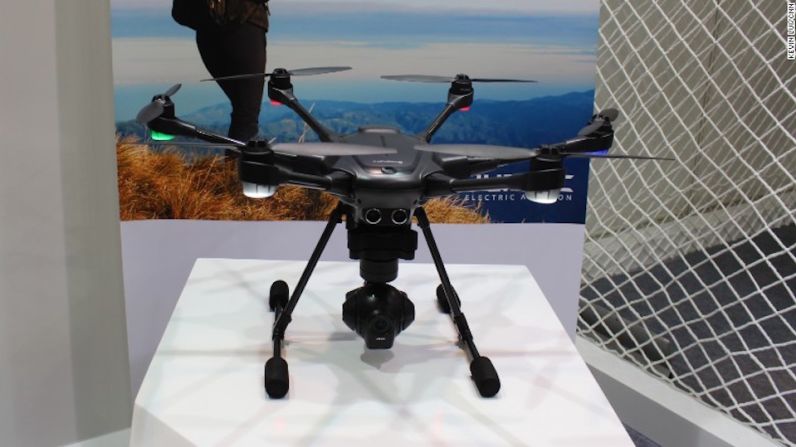 Este es el drone Yuneec Typhoon H, traído desde Las Vegas, donde la revista PCMagazine lo nombró como el mejor drone del año en el CES. Este aparato es el más cercano competidor del DJI, el fabricante de aviones no tripulados más popular hasta el momento.