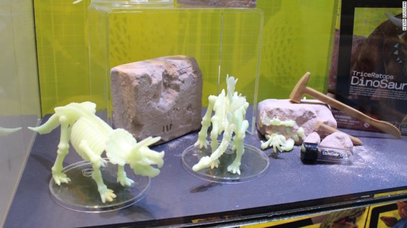 Este kit arqueológico está dedicado a los padres que quieren tener tiempo de calidad con sus hijos aprendiendo sobre dinosaurios. Los jugadores deben explorar el bloque de plástico para descubrir la réplica del esqueleto de estos animales…