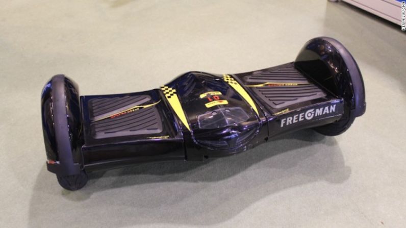 Nombrado como uno de los mejores artículos deportivos y para el aire libre de la feria, esta hoverboard tiene un parlante con Bluetooth integrado. Sin embargo, el fabricante, E-Supply, dijo que las recientes prohibiciones de aerolíneas para que los pasajeros lleven este elemento durante los vuelos han hecho que algunos clientes potenciales duden de comprarla.