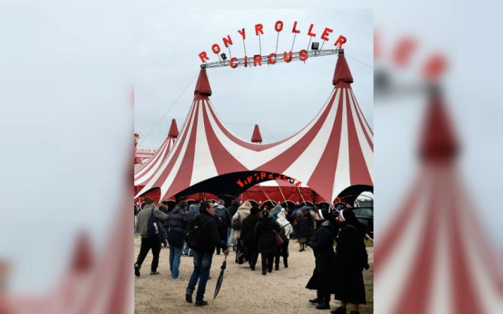 Una foto de la carpa del Rony Roller Circus y los invitados llegando.