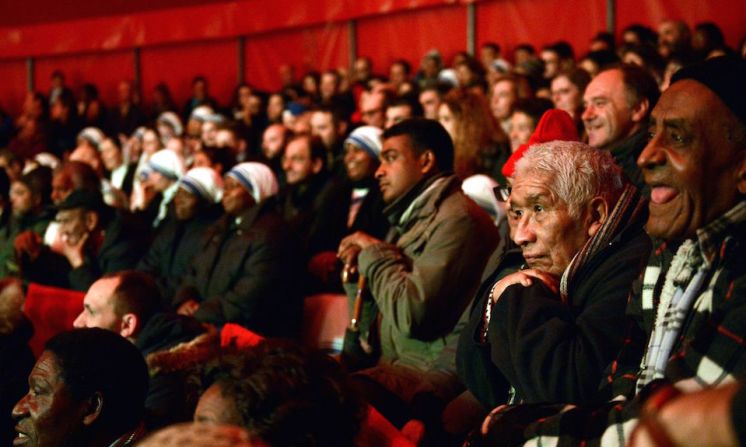 Monjas Misioneras de Caridad junto a varias personas sin hogar y población vulnerable asistieron a la función especial del circo.