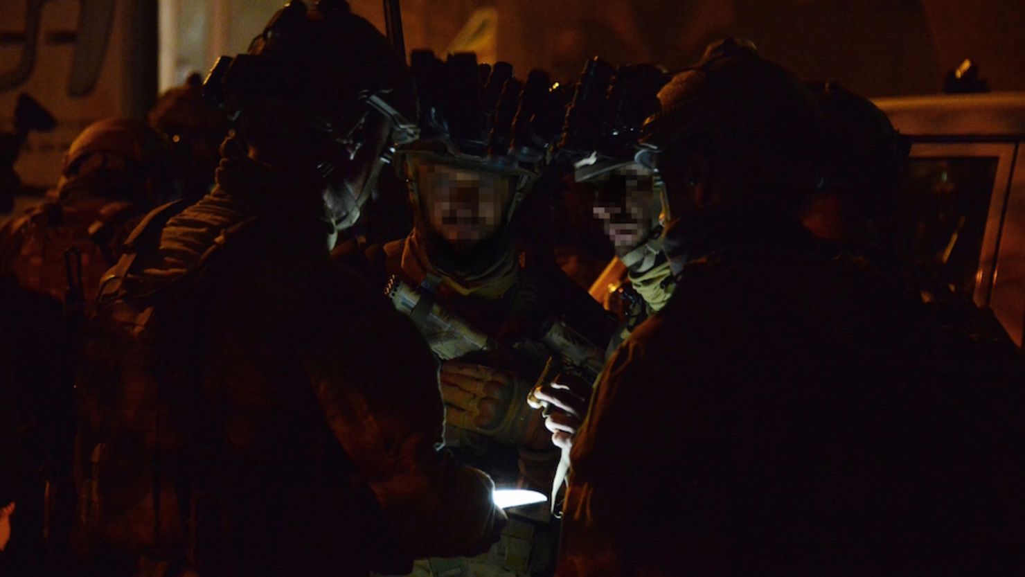 Fuerzas de seguridad francesas atienden la emergencia tras el ataque, toma de rehenes y tiroteo en Burkina Faso.