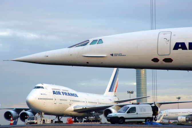 El Concorde "vigila" el paso de un Boeing 747 en el aeropuerto Charles de Gaulle.