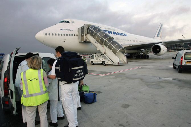 En algunas ocasiones los 747 de Air France fueron usados para apoyar misiones humanitarias, como esta que se preparaba para despegar hacia Chipre, en julio de 2006.
