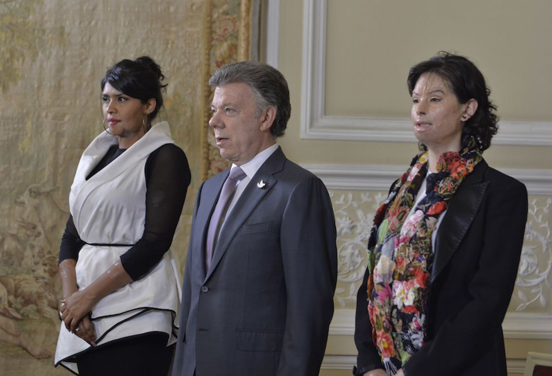 Gina Potes, víctima de ataque con ácido (izquierda) y Natalia Ponce de León (derecha) junto al presidente Juan Manuel Santos al promulgar la Ley contra ataques con ácido.