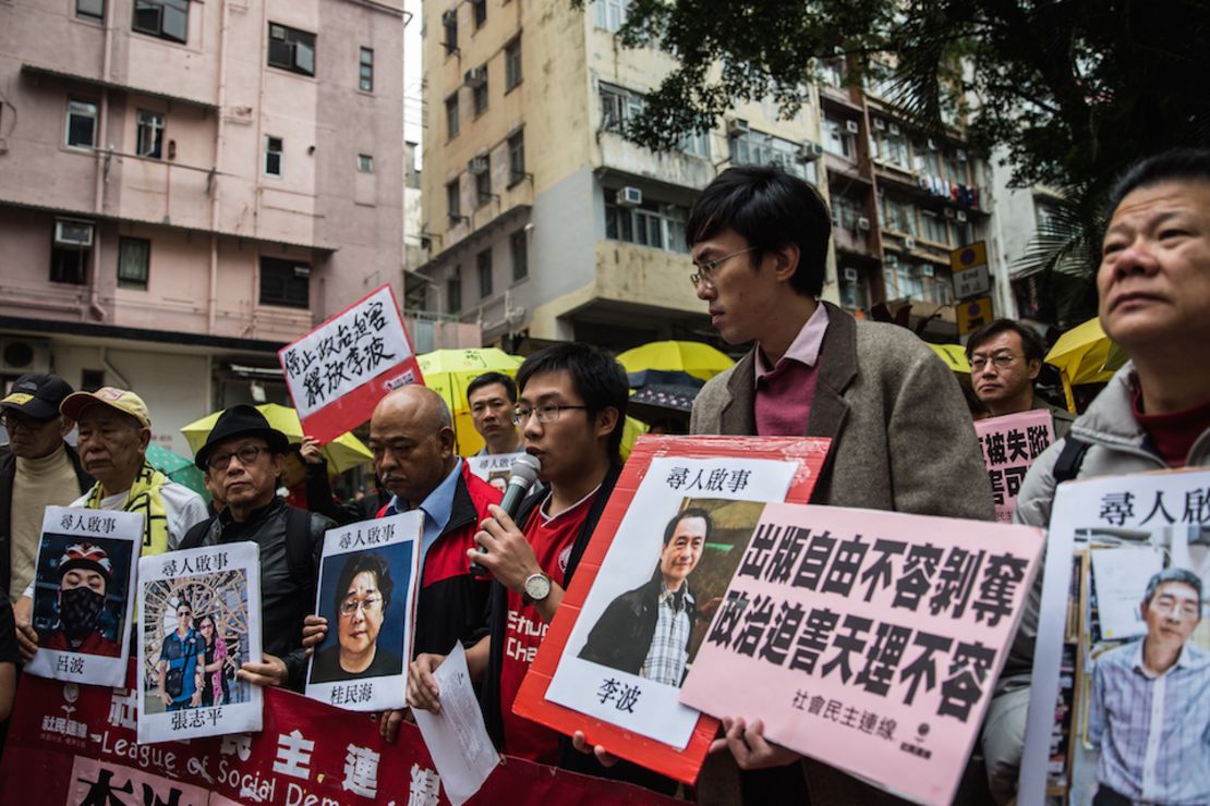 Varias personas protestan por la desaparición de varios vendedores de libros en Hong Kong.